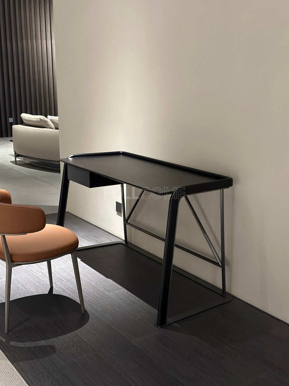 The Tray Rim Desk
