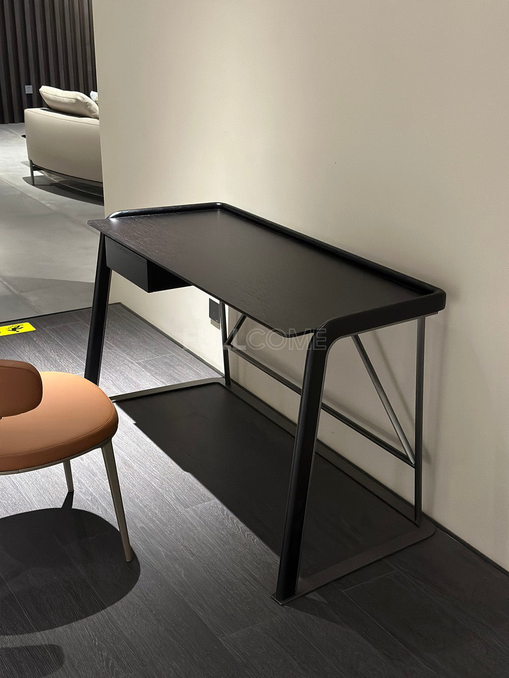 The Tray Rim Desk