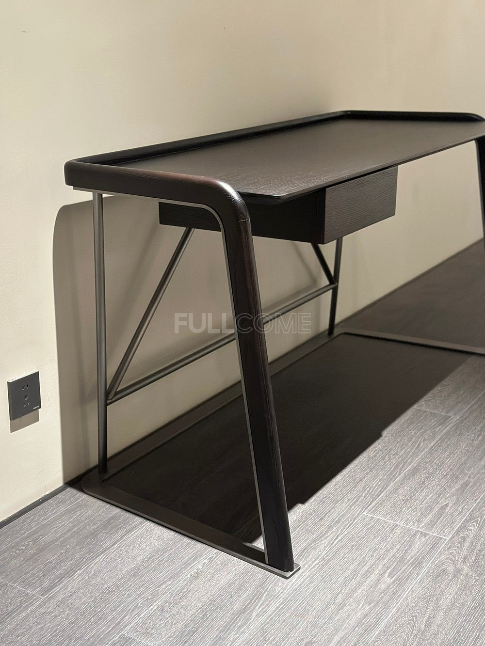 The Tray Rim Desk