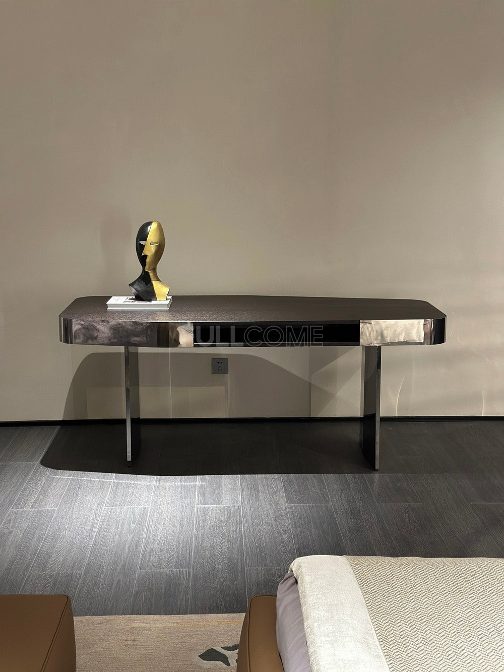 The Mirror Band Desk