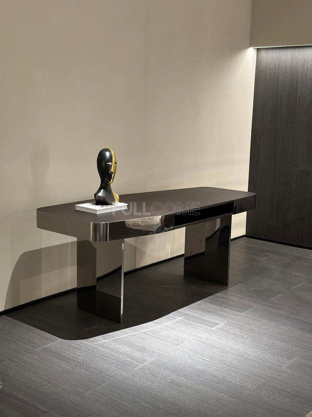 The Mirror Band Desk