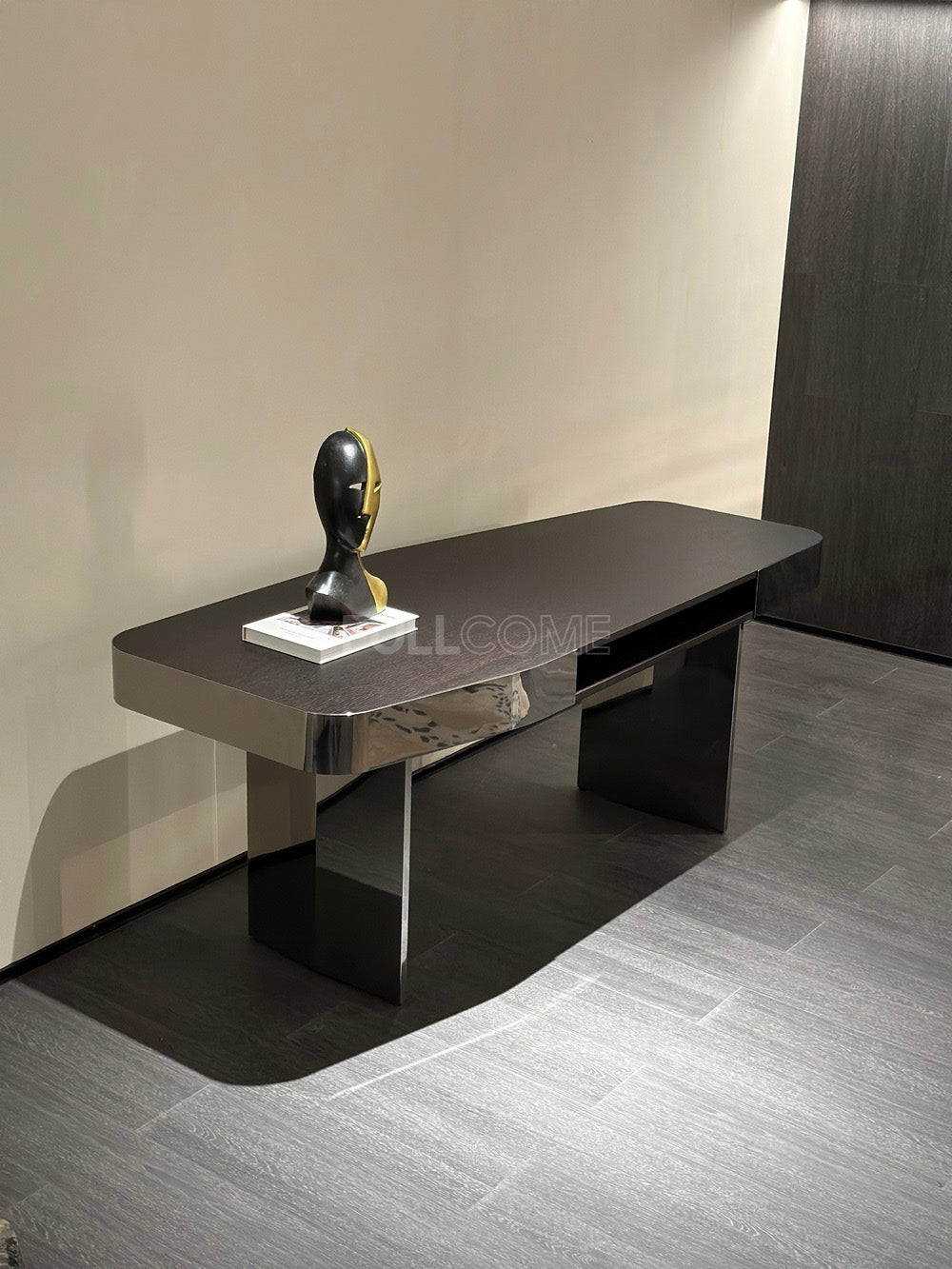 The Mirror Band Desk