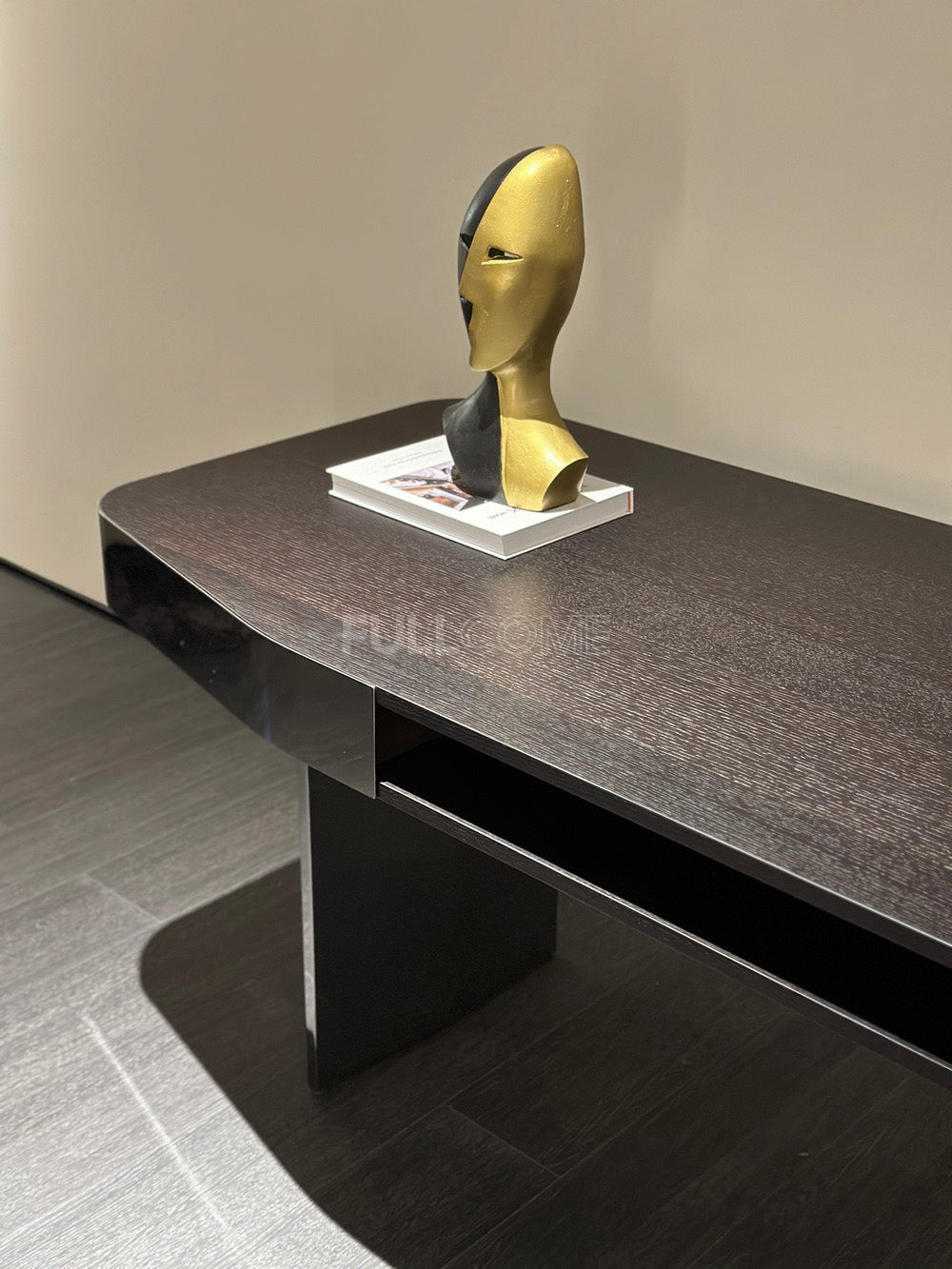The Mirror Band Desk