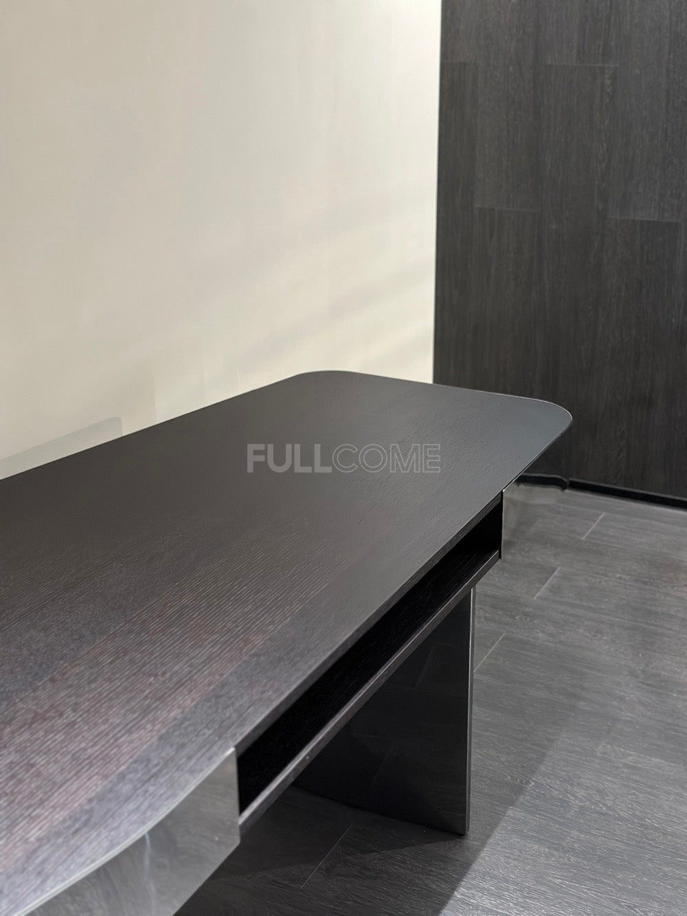 The Mirror Band Desk