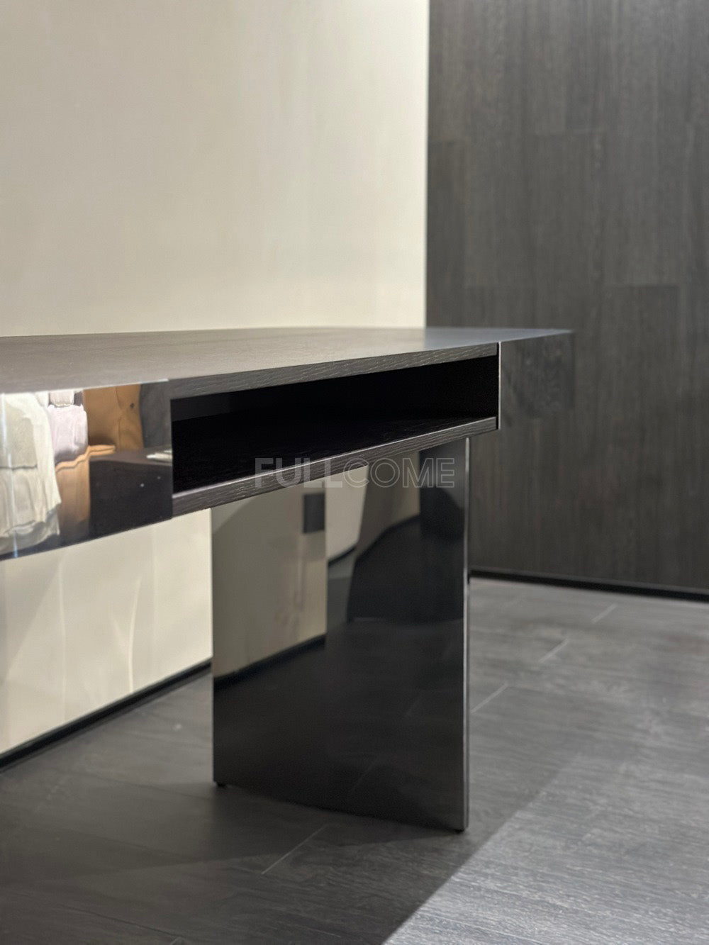 The Mirror Band Desk