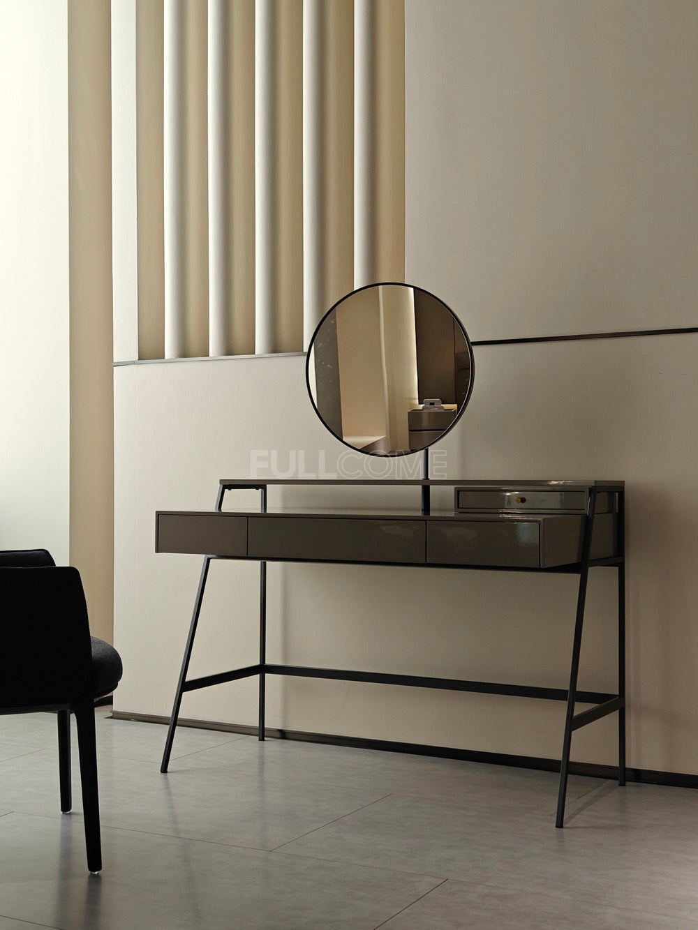 The Stem-Mirror Dressing Table