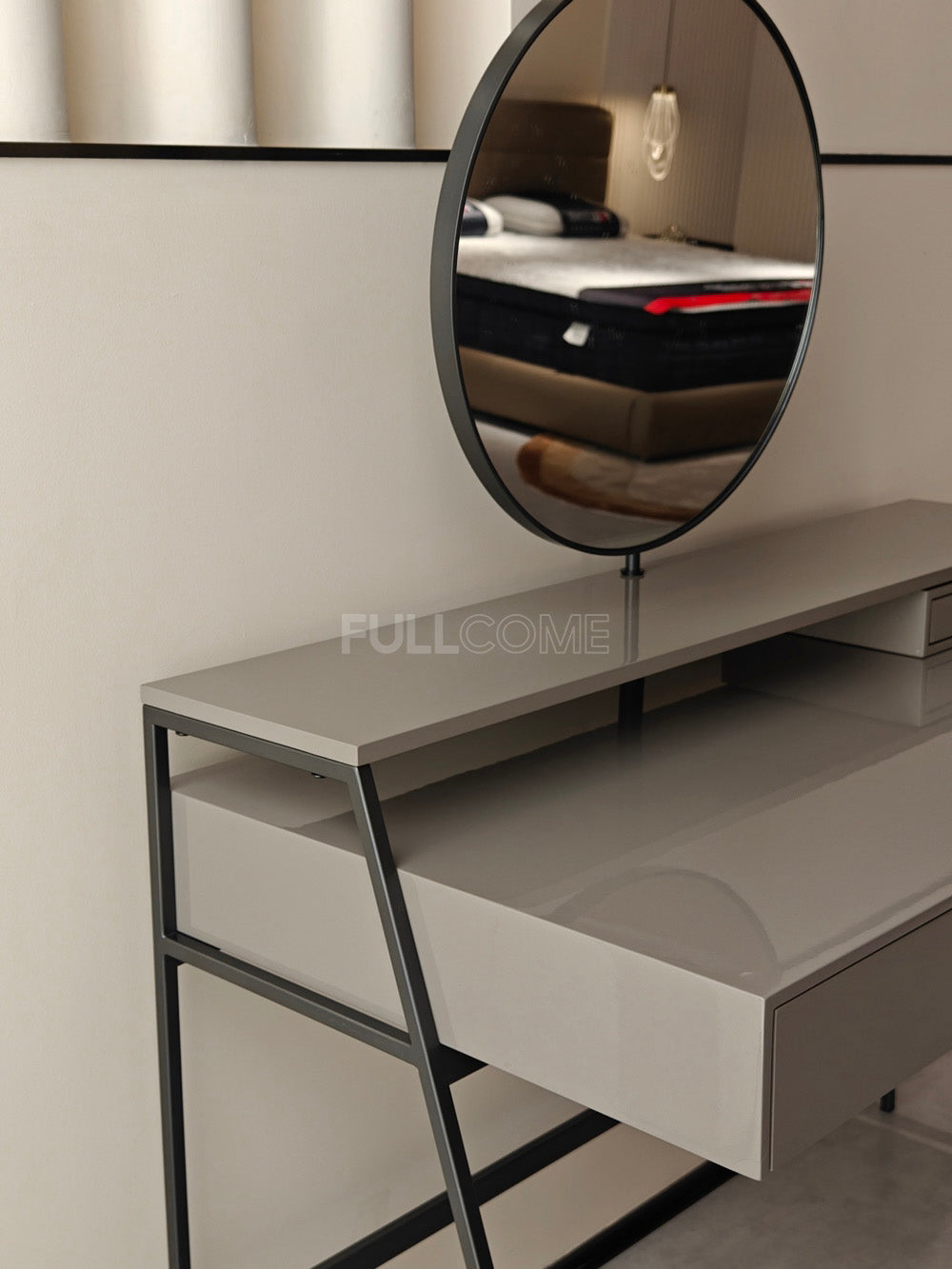 The Stem-Mirror Dressing Table