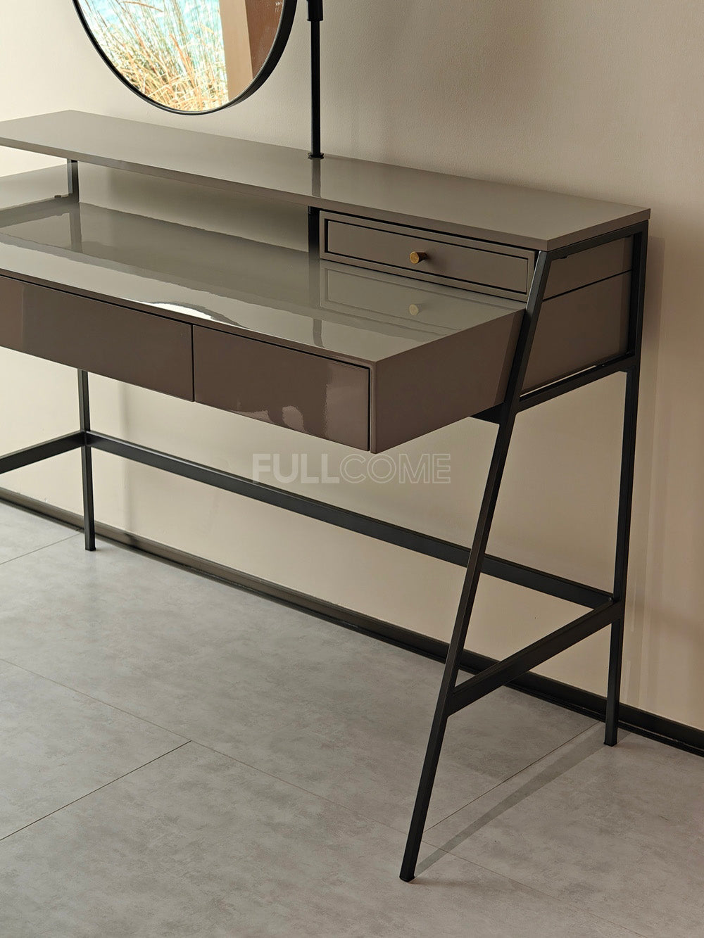 The Stem-Mirror Dressing Table