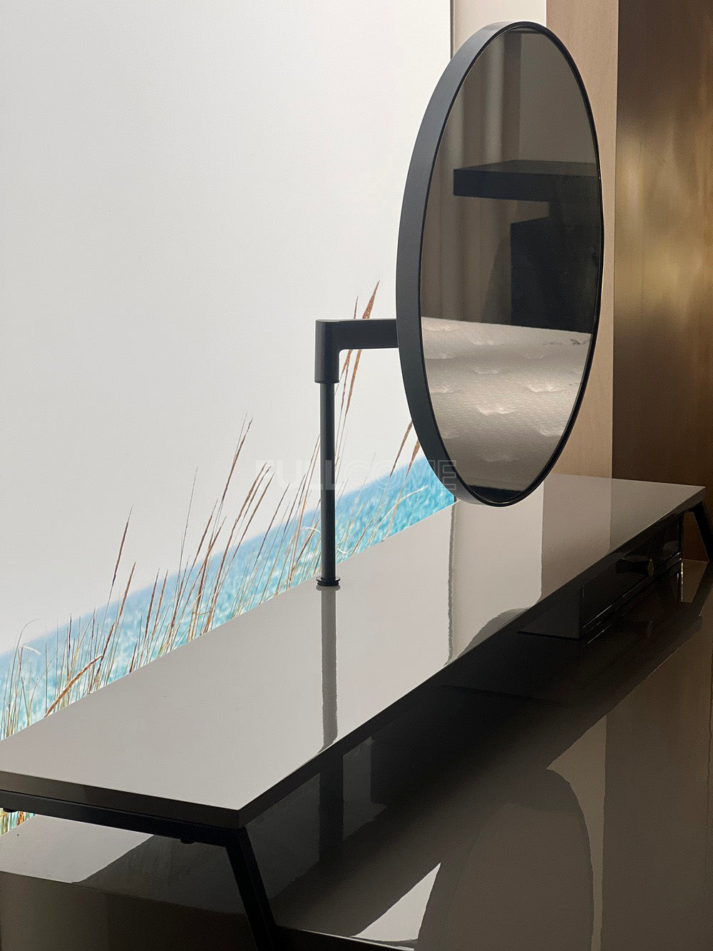 The Stem-Mirror Dressing Table