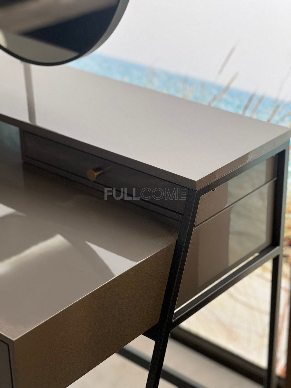 The Stem-Mirror Dressing Table