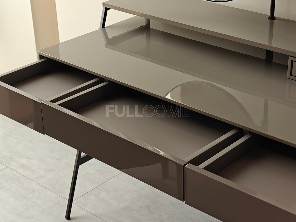 The Stem-Mirror Dressing Table