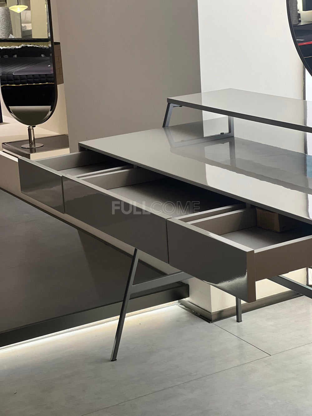 The Stem-Mirror Dressing Table