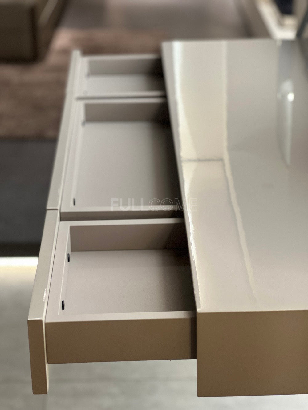 The Stem-Mirror Dressing Table