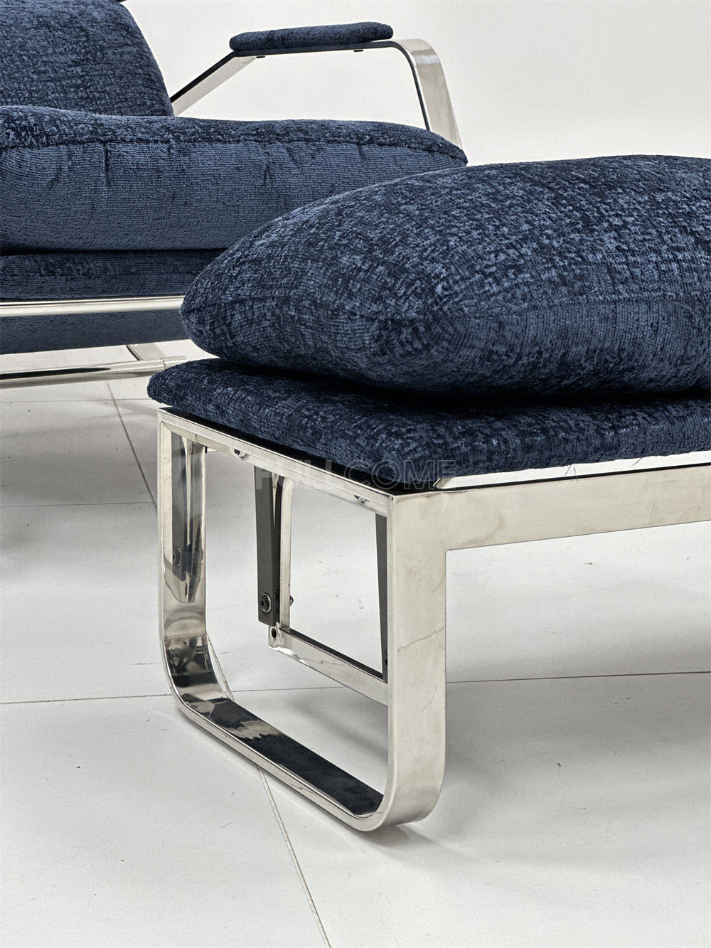 The Flat Bar Sled Lounge Chair