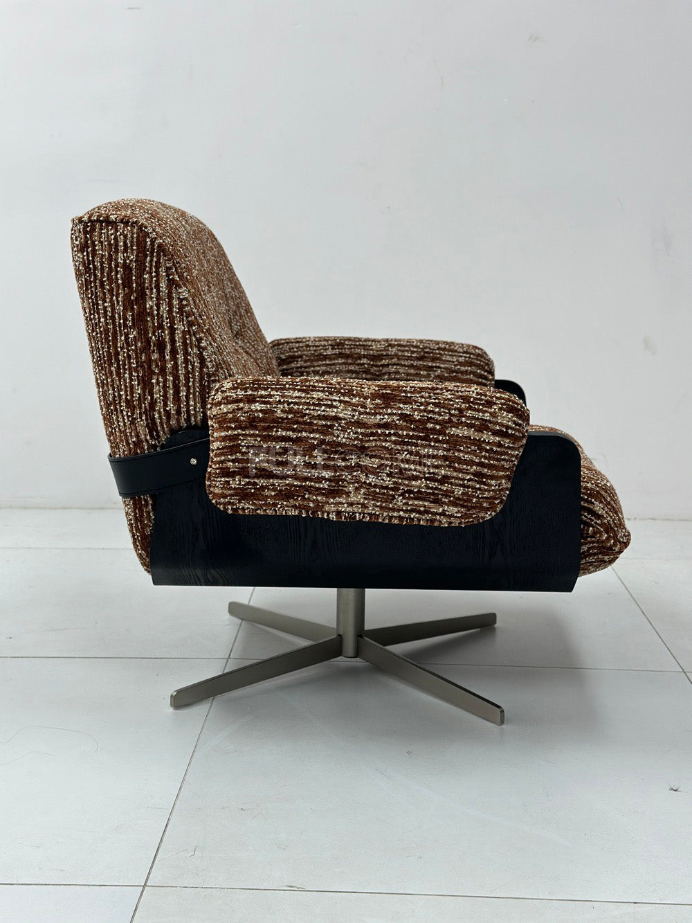 The Paddle Arm Lounge