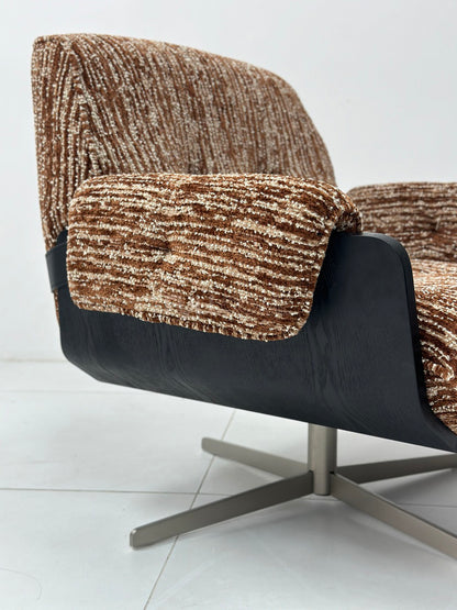 The Paddle Arm Lounge
