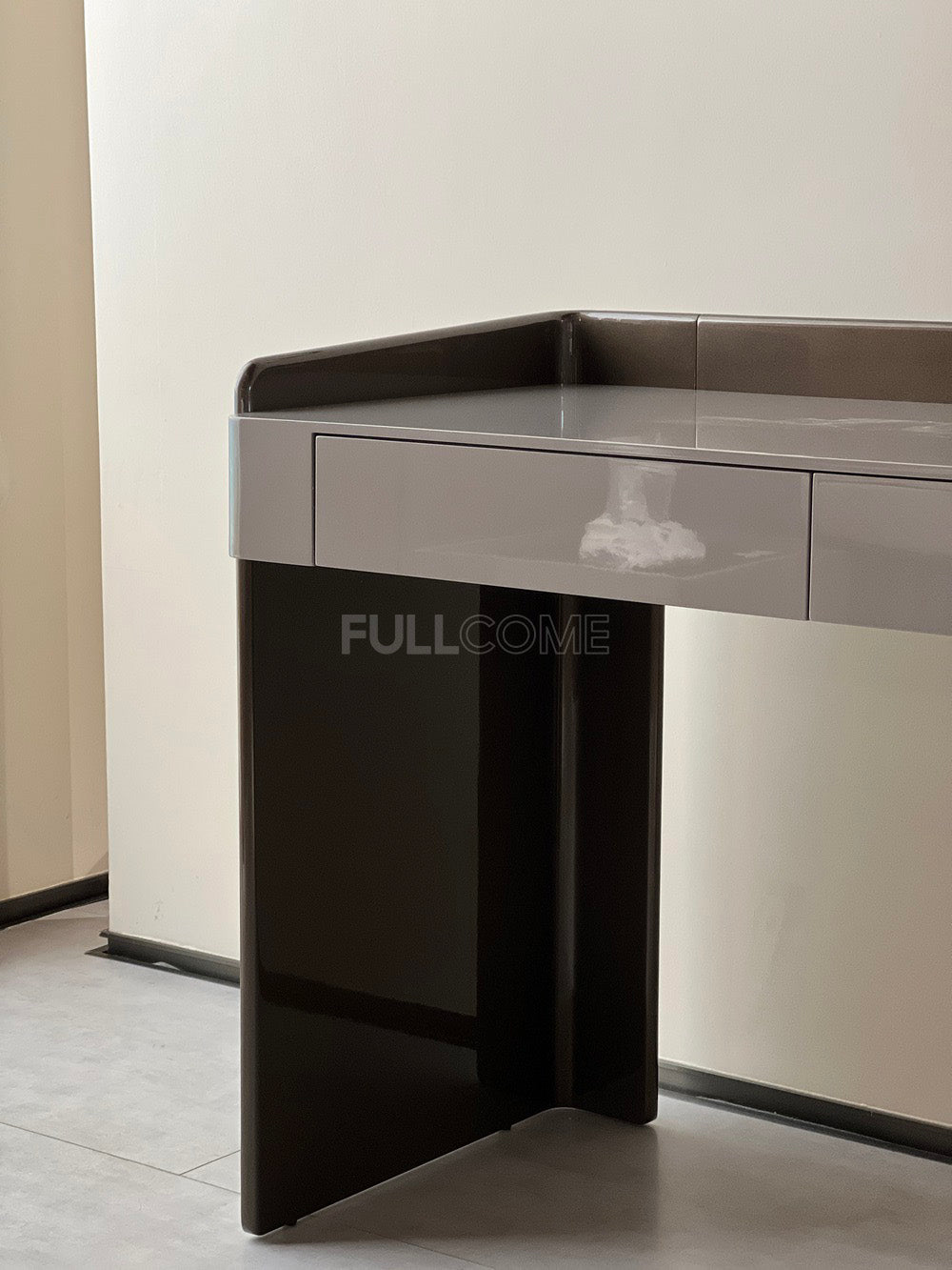 The Gallery-Rim Desk