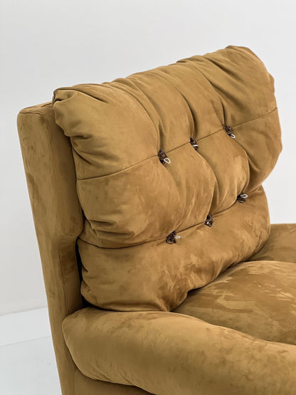 The Loop Button Swivel Chair