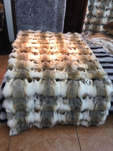R5661BZ Golden Island Fox Head Natural Four-Piece Blanket