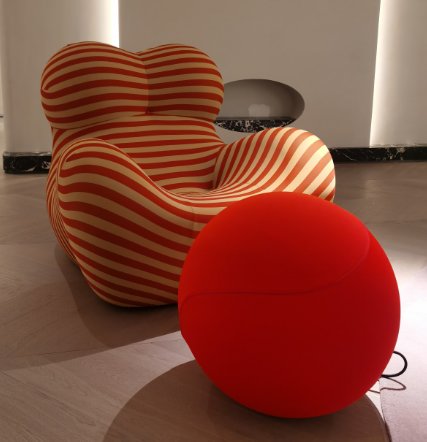 V2270 Lounge Chair